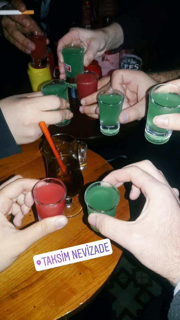 Bar59809148's tweet photo. Gece daha yeni başladı 😏 https://t.co/jBGBFdQrQ7