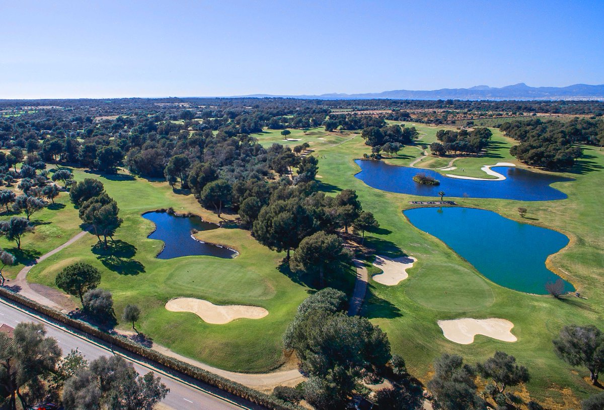 Jugar al golf en alguno de sus tres campos de 18 hoyos, disfrutar de la calma y la paz del club, y hacerlo en un resort de lujo con olor a mar Mediterráneo. Nuestro hotel Be Live Collection Son Antem te espera en Mallorca, ¿tienes listos tus palos? 🏌‍🏌‍ bit.ly/2MPloKb