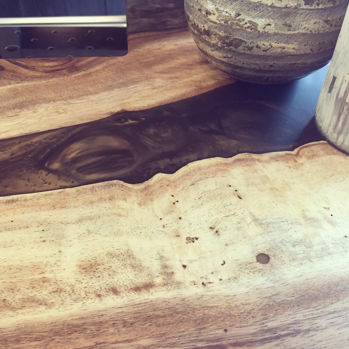 MaccDesign's tweet photo. WoW! Is dit hout? #suar #barblad #bar #epoxy #epoxywood #resinart https://t.co/iA9wbdhmbz