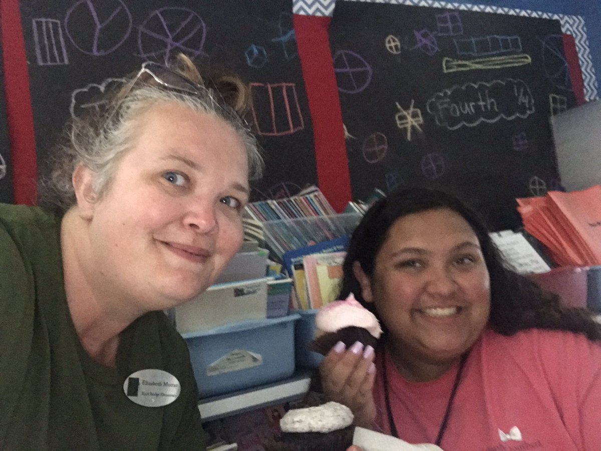 TeamMossRBE's tweet photo. Enjoying “Cupcakes & Conversations with @olivia_z00 on this Friday afternoon. The #CoMoEd program is an AMAZING #CPSbest opportunity for aspiring teachers!!! 🧁 https://t.co/YHeDxGvf6A
