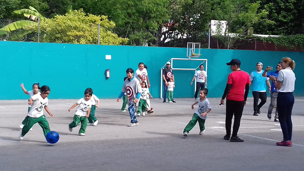 UCMcuenca's tweet photo. Nuestros pequeños de jardín de niños realizaron una actividad física denominada “patrogimnasia”, mediante la cual convivieron con bailes, cantos, competencias y partido de futbol, al finalizar nuestro niños entregaron a sus papás un obsequio que ellos mismos elaboraron. #UCMor https://t.co/CIKrRwnlLw