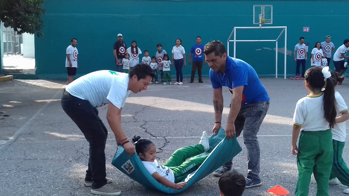 UCMcuenca's tweet photo. Nuestros pequeños de jardín de niños realizaron una actividad física denominada “patrogimnasia”, mediante la cual convivieron con bailes, cantos, competencias y partido de futbol, al finalizar nuestro niños entregaron a sus papás un obsequio que ellos mismos elaboraron. #UCMor https://t.co/CIKrRwnlLw