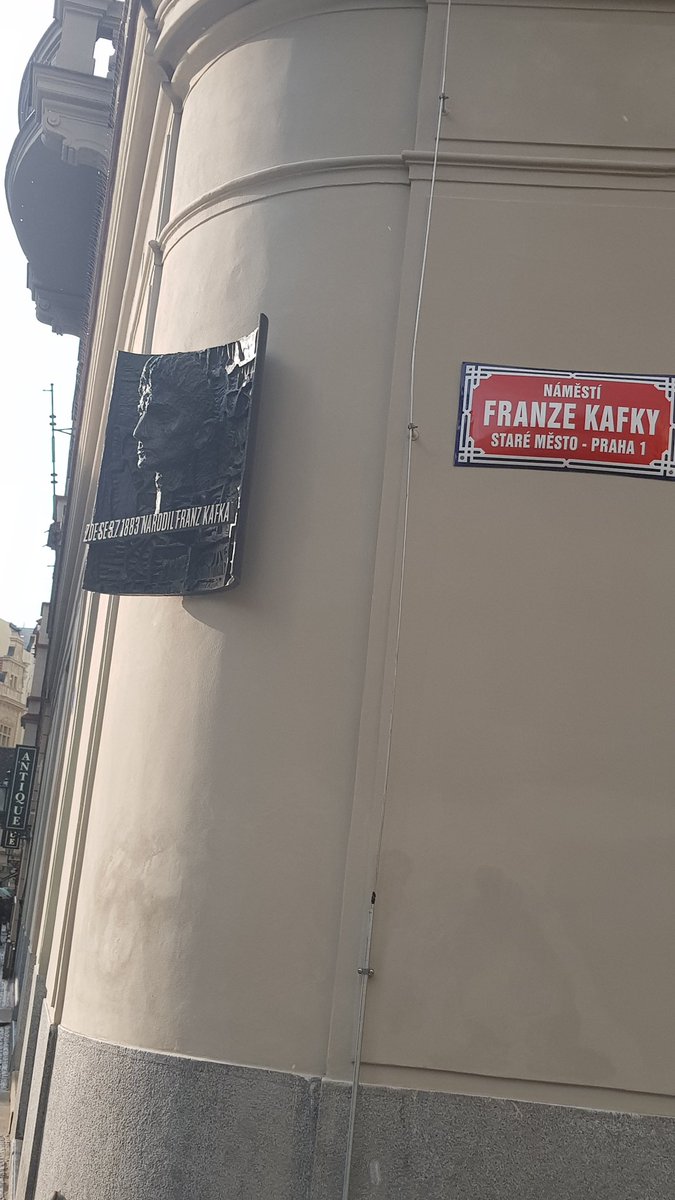 IsidroParodi1's tweet image. #kafka2018 amigos lectores he honrado a nuestro admirado escritor visitando sus lugares. El compartirlo es un poco transmitirle el cariño de todos los que disfrutamos lecturas y relecturas.

En esta esquina del B°Josefo estaba su casa. La placa con su cabeza la recuerda.