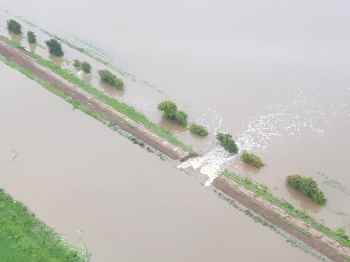 ShaunWest_'s tweet photo. Job done! Well done to Lincolnshire LRF &amp; partner agencies. You always come together in a crisis
 @EnvAgency @RoyalAirForce @RAF_Odiham @RAFConingsby @LincsFireRescue @lincsCOPter @EMASNHSTrust @DefenceHQ
Wainfleet ‘birdseye’ view photos courtesy of the fantastic @RAFRLOEastMids https://t.co/UUEf0667Ed