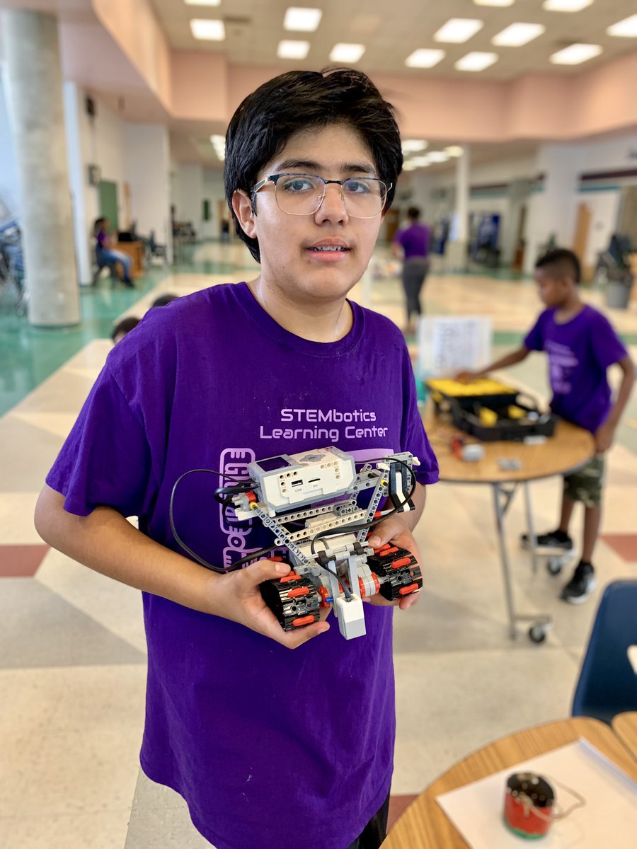 EdithCabelloFdz's tweet photo. What do my kids do for fun?... Build robots!#STEMbotics https://t.co/SPOmnGY4Ue