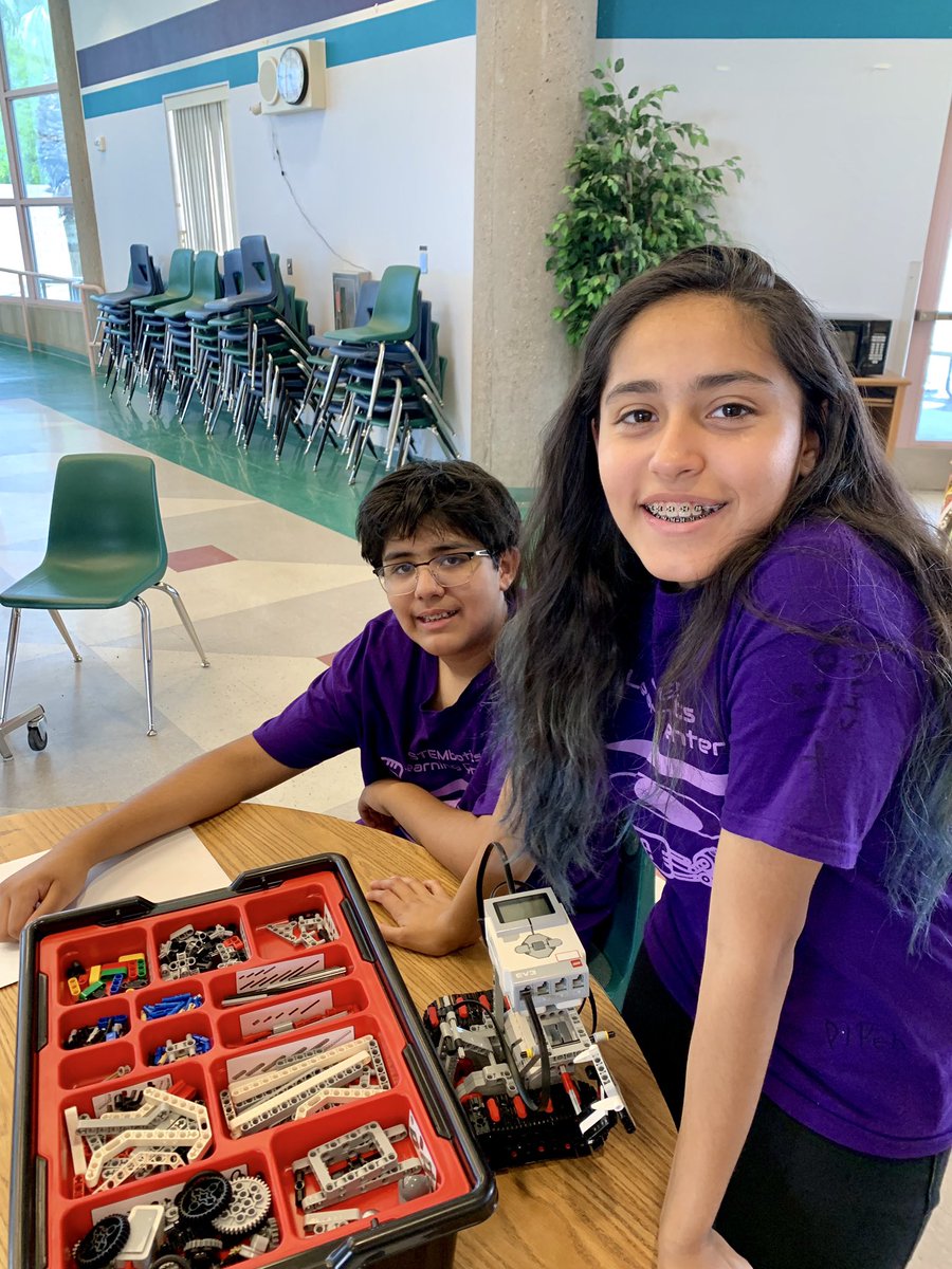 EdithCabelloFdz's tweet photo. What do my kids do for fun?... Build robots!#STEMbotics https://t.co/SPOmnGY4Ue