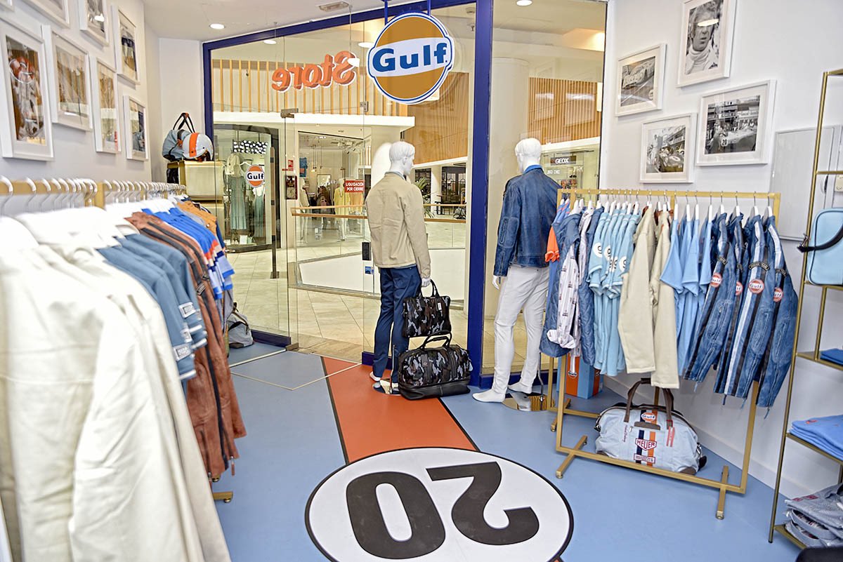 georj_igl's tweet photo. Me siento un privilegiado al haber participado en el diseño de Gulf Store, la primera tienda en Madrid de una marca de culto para los amantes de las carreras y del estilo «Vintage».
@gulfstorespain @asmagents #thecolorsofspeed #motorsport #desgn https://t.co/61tsUQ4Y6h