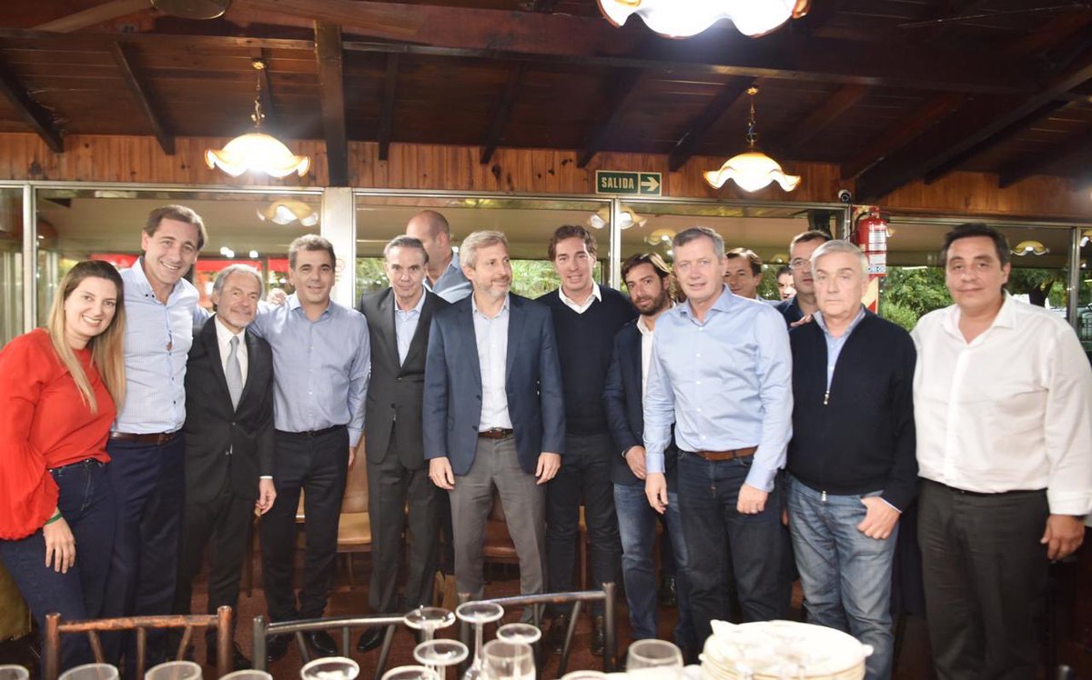 cfk_cambiemos's tweet photo. #Cambiemos llego a la conclusión que para combatir a una banda de delincuentes , la única forma es hacer una banda con mas delincuentes ! #NiMacriNiCristina https://t.co/IyjJHrsmKu