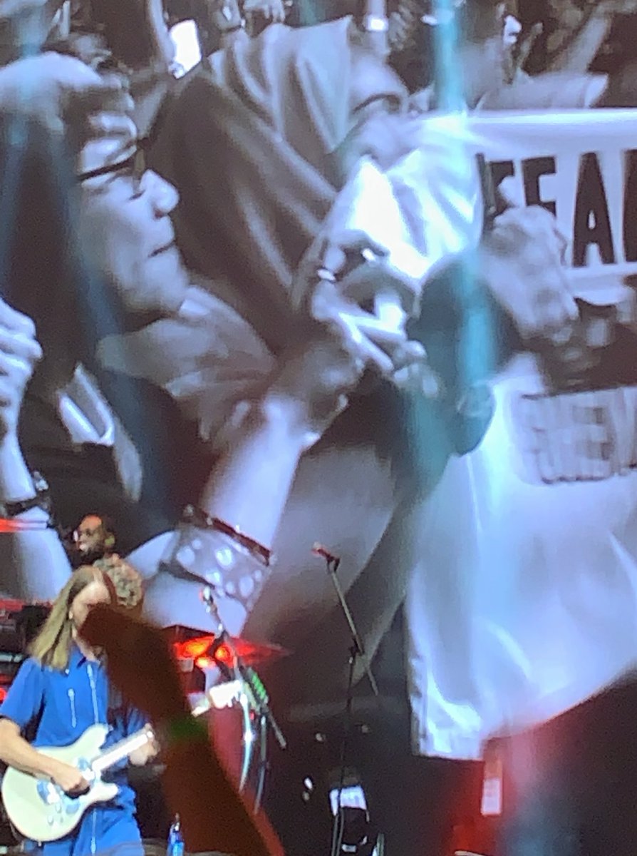 Can we also say thank you to this amazing girl who held the team shevine t shirt during the concert and she was on screen twice &amp; I’m pretty sure Adam also saw it? #Maroon5 #Shevine #M5Dubai