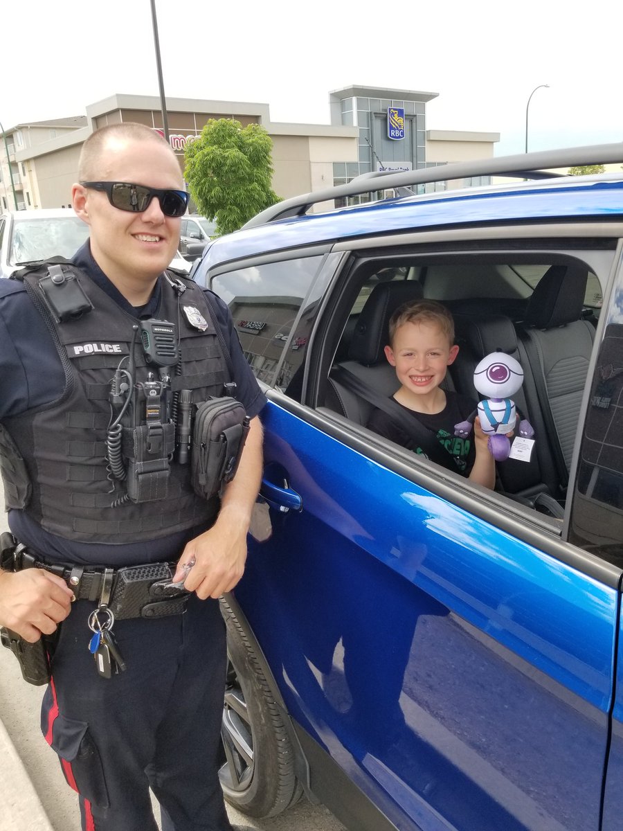reginapolice's tweet photo. Another properly secured youngster! #Bucklebot #searbelt #safety @SGItweets @RPSTrafficUnit https://t.co/EZgygGfPX7