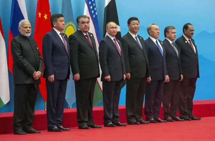 Rajeshkm_RJS's tweet image. People: 🤔&quot;Arey, Modiji ko kinare kar diya?&quot;
Bhakt: &quot;Modiji jaha khade hote hai line wahi se shuru hoti hai&quot;🙄😛😜 
#modiglobalpower #ModiMadeDisaster @Fekoslovakian 🙏