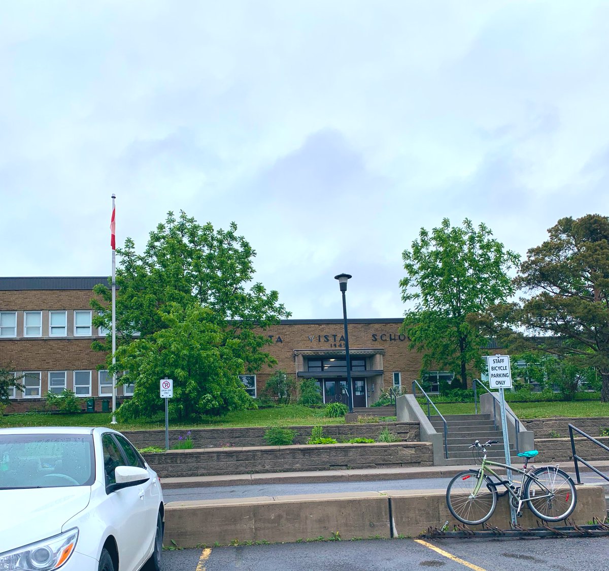 Mackenna_Goulet's tweet photo. Presented in front of 200 kids at Alta Vista today with @AND_Ottawa ! Showed them all the great things we have done this year, made compost bags and gave out friendship bracelets &amp; pins            ( @jessica_fanous &amp; @erin_fitz27 ) https://t.co/KqfUKE0eEm