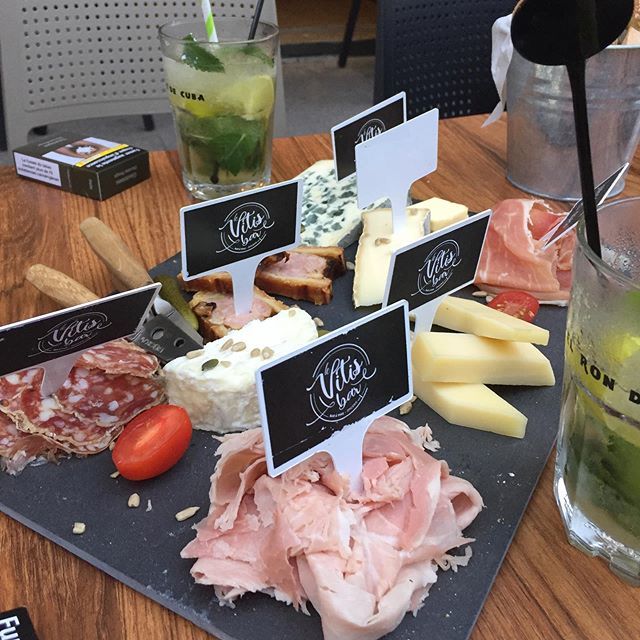 Au @le_vitis_bar ! Le nouveau bar a vin croix-roussien situé derrière la mairie ! 🍷
.
#croixrousse #lyon #baravin #monlyon #onlylyon