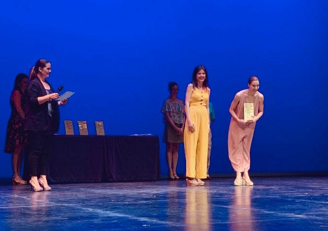 marina_lucena's tweet photo. Premio Certamen de Málaga Crea 2019 en la Modalidad Performance con la coreografía "Alma" en el @TeatroCervantes, @malaga
Mil gracias por esta oportunidad, ha sido una experiencia maravillosa 🌹
#marinamiguelezdancecraft #marinamiguelez #dancecraft #MalagaCrea #MalagaCrea2019 https://t.co/pppnT42iPJ