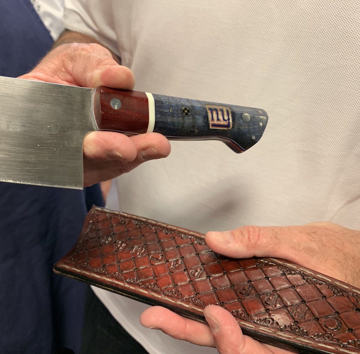 CharliePalmer's tweet photo. Beautiful handcrafted custom knives from Houston Edge Works. Take a look at the handle — now I’ve got my favorite team with me in the kitchen #gogiants. Thank you @pennman88 for your incredible handiwork. https://t.co/bMdf8FZVtt