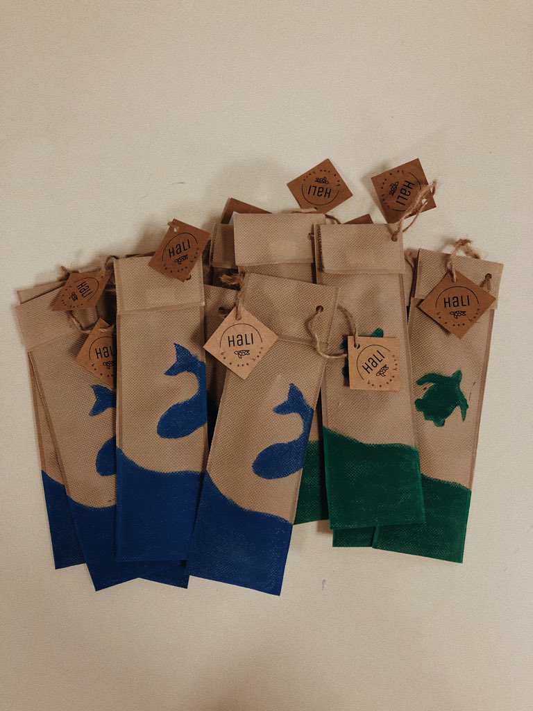 giulianamorell1's tweet photo. Con mis compañeros estamos vendiendo sorbetes ecológicos para reducir el uso de plástico. ♻️ También vendemos bombillas de mate para los q quieran ayudar a la causa. Búscanos en Ig como @SorbetesHali con un RT nos súper ayudan. El planeta lo cuidamos entre todxs🌎🌊 https://t.co/kAZ05aojyX