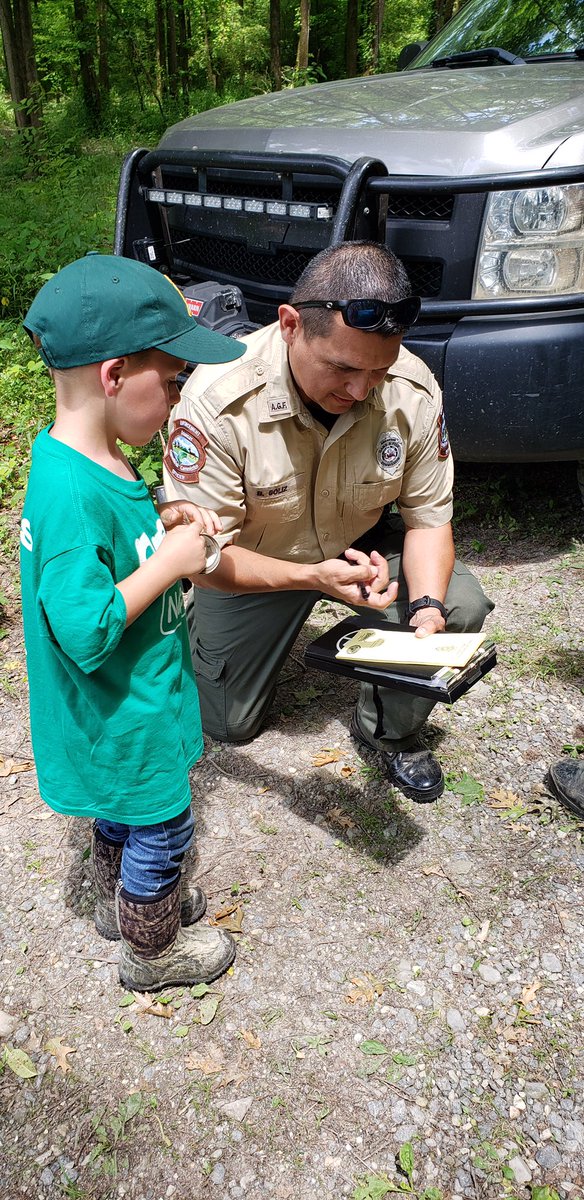 dakotafarms's tweet photo. Officer Soliz and Sanders spent a little time today visiting with a young sportsman who had been fishing! The young angler headed home with a free ice cream cone coupon! #gamewardens #spendtimewithkids #fisharkansas @ARGameandFish @megan_marie22 https://t.co/Ag2N9K2xsS