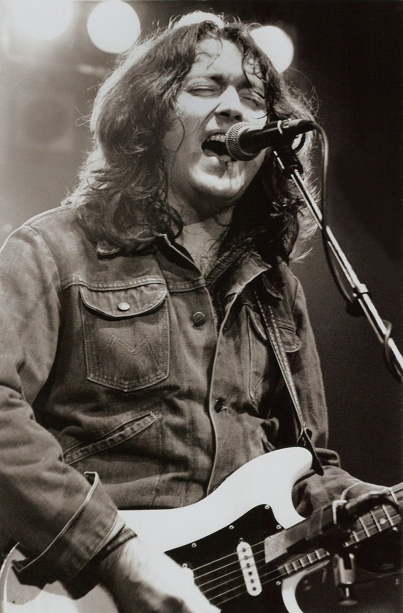 Bhí bua thar an ngnáth ag Rory Gallagher, giotáraí
Scrios sé a ae le halcól, faraor.
Lag, leochaileach &amp; faoi dhianchúram, tholg sé staphylococcas aureus meiticillinfhriotaíoch
ga.wikipedia.org/wiki/Staphyloc… 
Cailleadh Rory ar 14/6/1995 i Londain
Curtha i Reilig Naomh Oilibhéir,Corcaigh