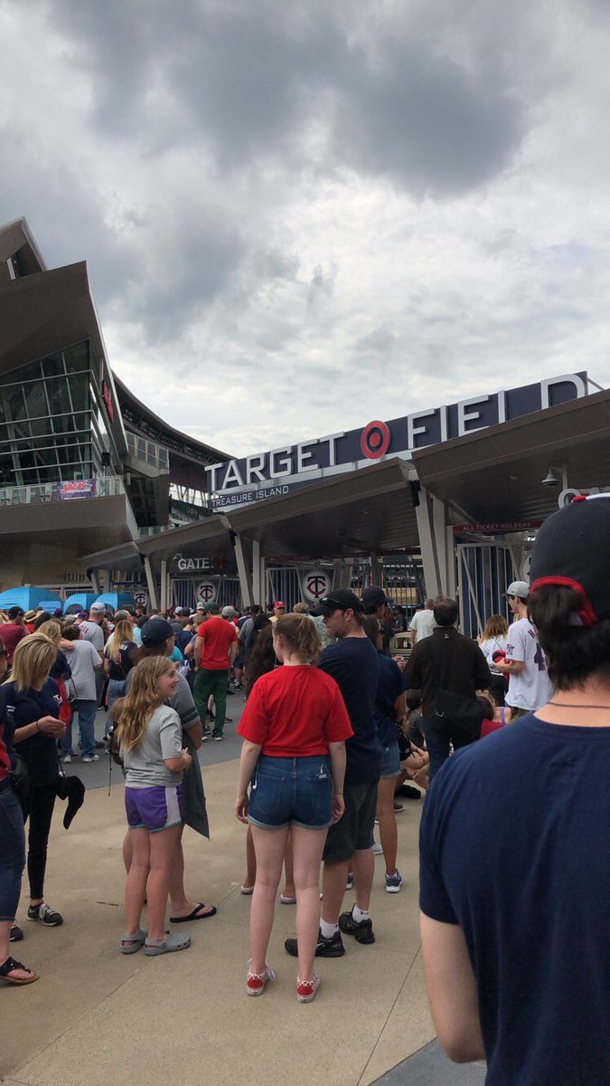 peteh218's tweet image. In line for a Twins/Prince jersey. #first10,000
#Ithinkwemakethecut
#WinTwins