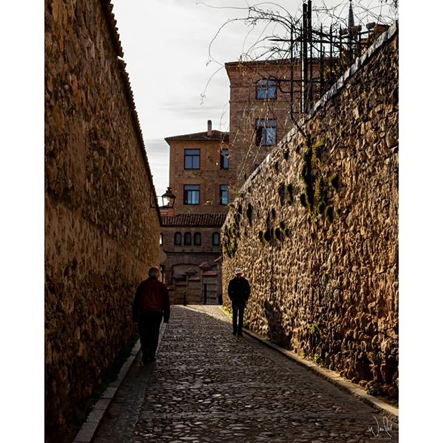 misumiumxs's tweet photo. Reflejos en el tiempo.
.
.
.
#madrid #madridspain #spain #españa #streetphotographer #streetphoto #streetfinder #street_storytelling #streetphotographerinternational #insidephotos #timeless_streets #womenstreetphotographers #womenphotographers #capturest… https://t.co/RcuwvliFKx https://t.co/dEq5LCtYBW