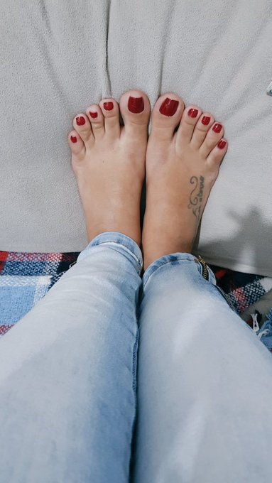 Algu&eacute;m a&iacute; curte um pezinho? 😍 https://t.co/R4H9fm0e5A<a href="/tag/newprofilepic"class="tags"><span>#newprofilepic</span></a>