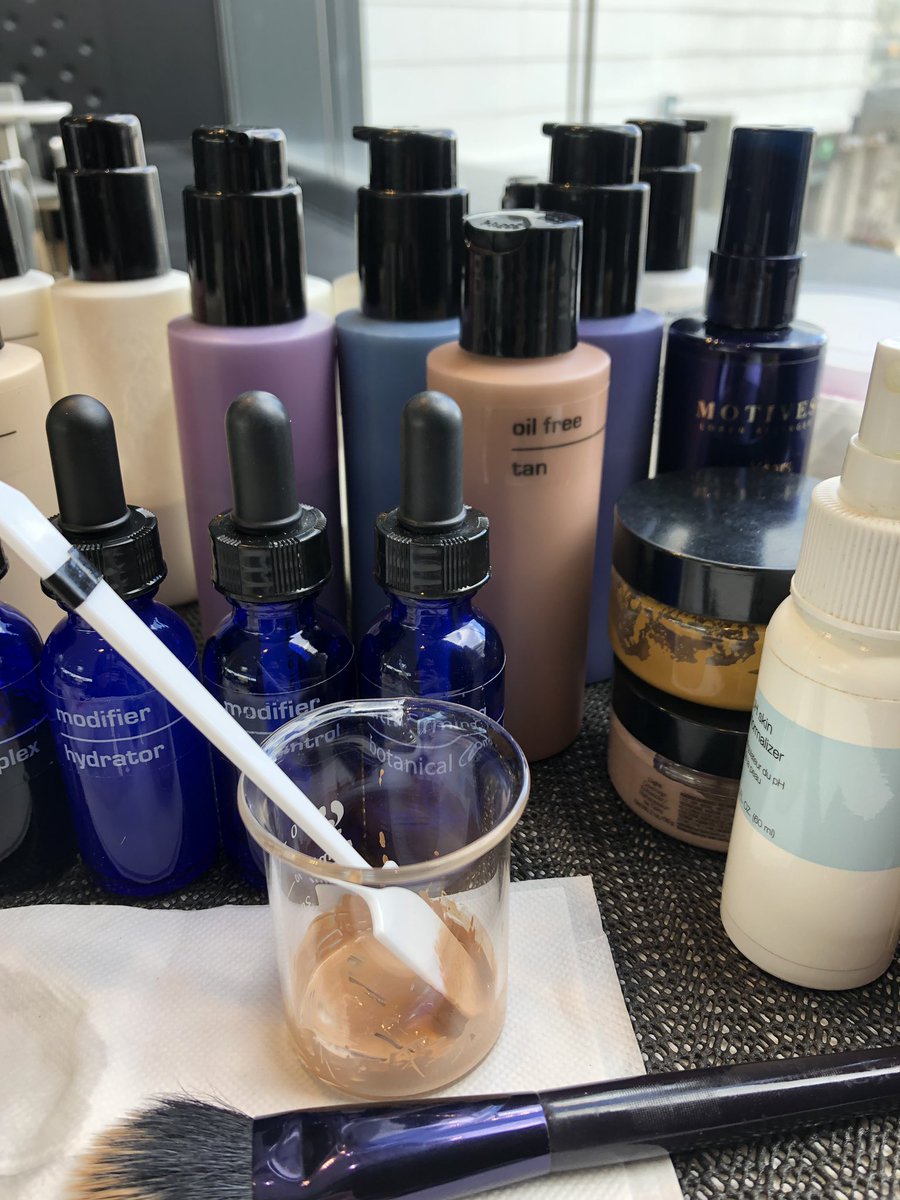 kchezelle's tweet photo. Customizing #makeup! Creating a custom #foundation shade cuz y'all know how hard it is to find the right shade! Who else agrees? #lightweight #perfectmatch #waterbased #motd https://t.co/nwLW8Pz0KN