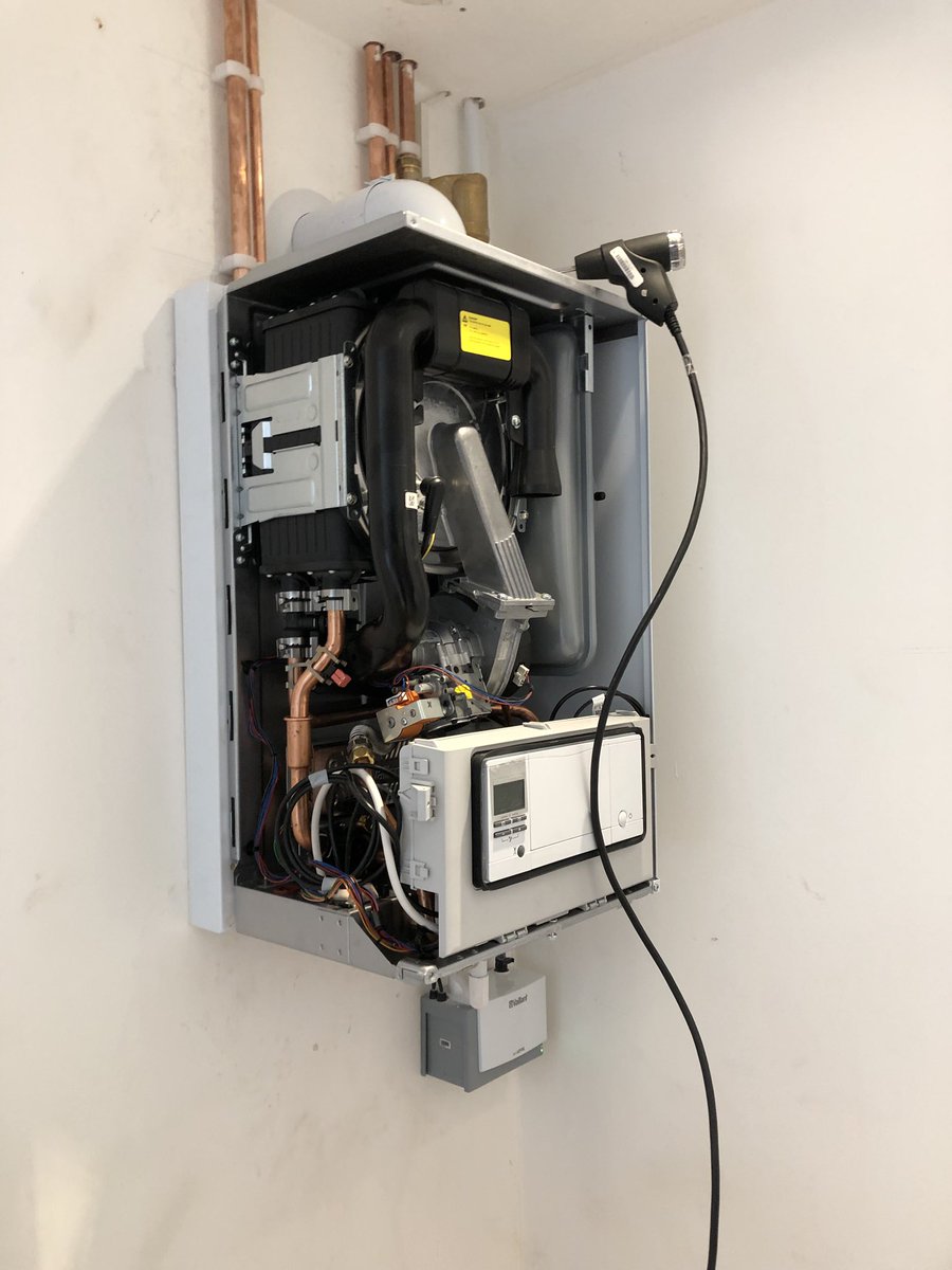 3rdDegree_PandH's tweet photo. 2/2: shiny new @vaillantuk pro 28 fitted to replace previous poorly installed unit. Boiler relocated on and external wall with spacer frame for drop feeds. @SpirotechUK filter added in to look after this one 😉 #vaillantadvance 🐰 https://t.co/U4HCJYJgo7