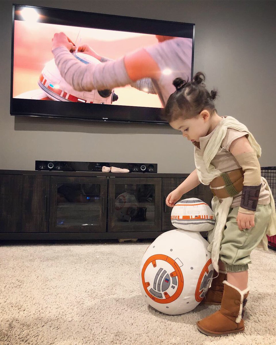 ZeeOco's tweet photo. How she wants to watch The Force Awakens🧡#starwars #littlerey #mygeekybaby https://t.co/818yIaQcS8