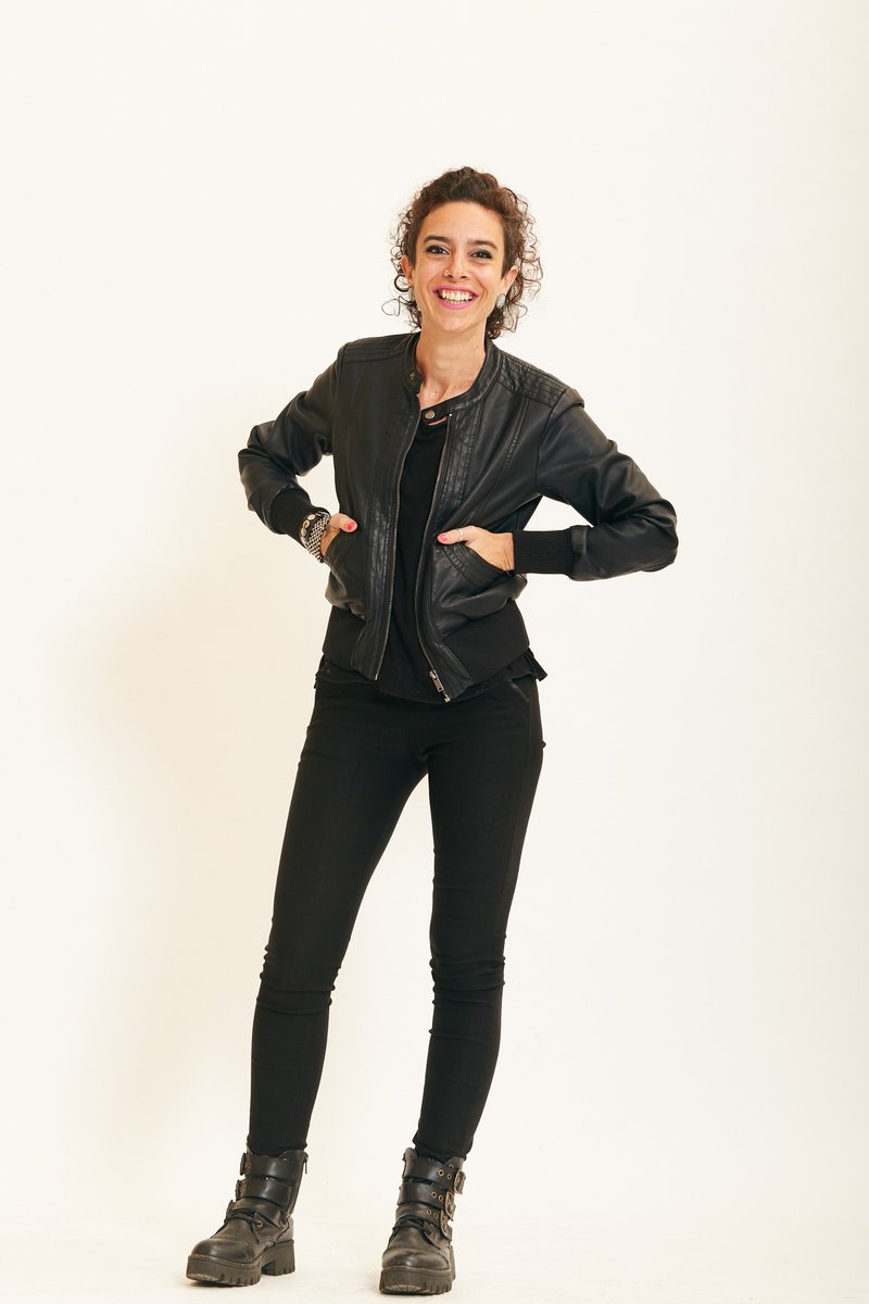 ViveimPROS's tweet image. Damos la bienvenida al Equipo de imPROS a @marianapalau1! Aporta amplia experiencia como improvisadora, docente, y gestora.  Además de la actuación, con la Impro Aplicada desarrolla liderazgo en mujeres e impulsa proyectos sociales internacionales. Mírenla en acción en Quito!