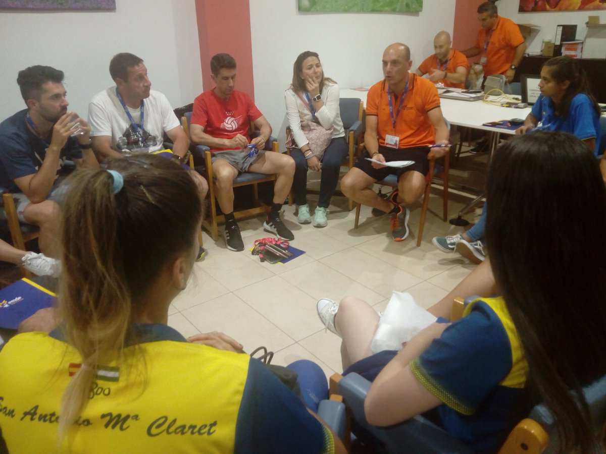 Es el momento de las reuniones específicas por deportes. Los DTN de baloncesto, fútbol sala, fútbol 7 y voleibol recuerdan las normas y saludan a los entrenadores de cara al campeonato.

#JuegosEMDE19 
#25añosEMDE 
<a href="/Torremolinos_On/">Torremolinos Informa</a>