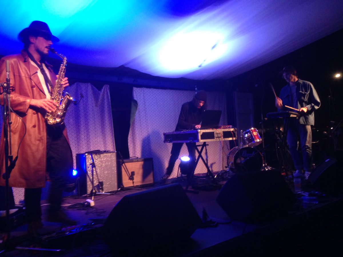 FleursduMail's tweet photo. Ce soir, #Chinesky est entouré d'un #saxophoniste et d'un #percussioniste... Une belle et riche #musique #Electro pour clôturer ce grand concert des #FleursDuMail https://t.co/Gu1YjDrJVw