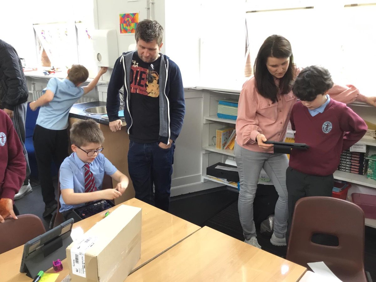 P4 held a #LeadershipofLearning event. They invited parents in to show them what they have been learning. Stations to teach parents about #DigitalLearning, #7Habits, #stopmotionanimation, @TheBoomwhackers, Mandarin, Maths and #MassageinSchools. All sessions led by the pupils.