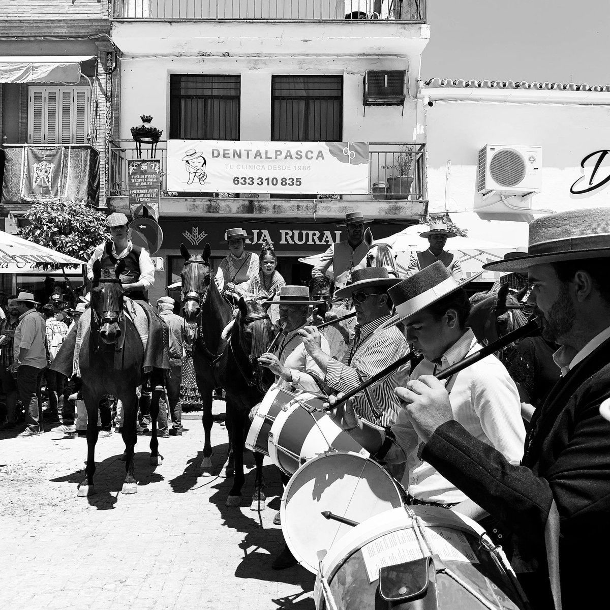 mantekajerez's tweet photo. #elrocio #momentos #carros #rocieros #peregrinos #rocierosporelmundo #rocierosdecorazon #fotografia #fotografiaartistica #rocio2019 #vivaesablancapaloma #coria #coriadelrio #simpecao #carretadelsimpecao #fotografiamanteka #piteros #tamboril #tamborileros #tamborilero @Romeristass https://t.co/6gvTjOw3NQ