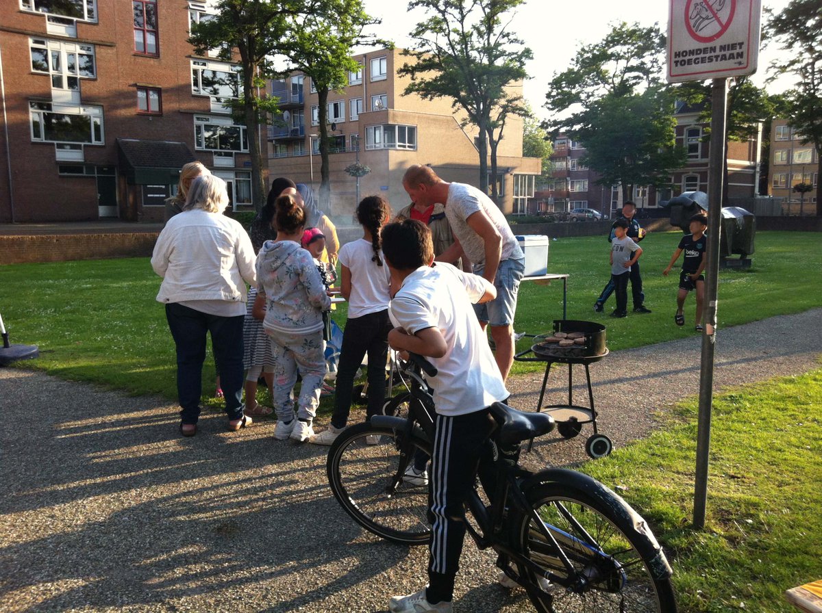Koeweide1's tweet photo. het eerste buren BBQ was succes! Zeer zeker voor herhaling vatbaar. Wij kijken wat er misschien volgende maand voor kids georganiseerd kan worden. Vandaag hebben ze lekker gevoetbald.
Hartelijk dank @opzoomermee @albertheijn Goudse Rijweg 701 en alle buren. https://t.co/pFuL22RIw3