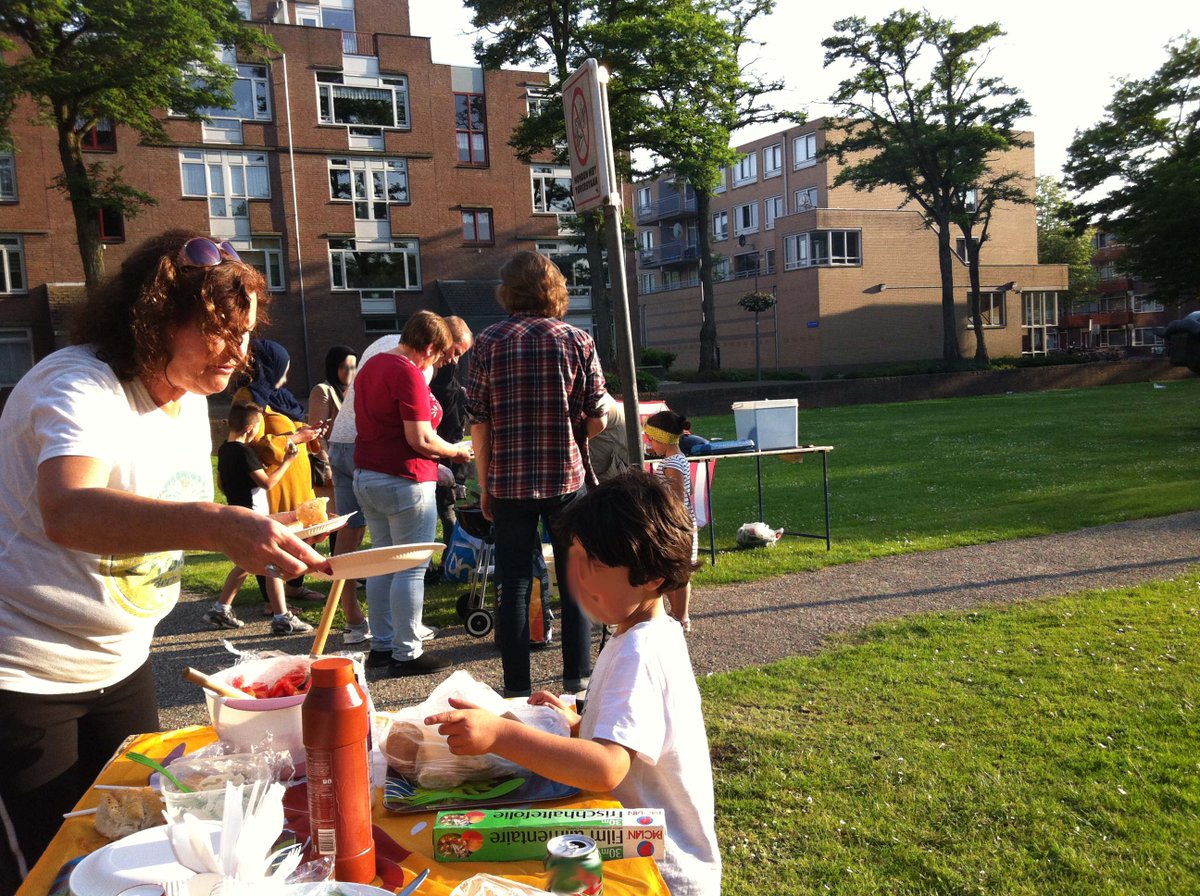 Koeweide1's tweet photo. het eerste buren BBQ was succes! Zeer zeker voor herhaling vatbaar. Wij kijken wat er misschien volgende maand voor kids georganiseerd kan worden. Vandaag hebben ze lekker gevoetbald.
Hartelijk dank @opzoomermee @albertheijn Goudse Rijweg 701 en alle buren. https://t.co/pFuL22RIw3