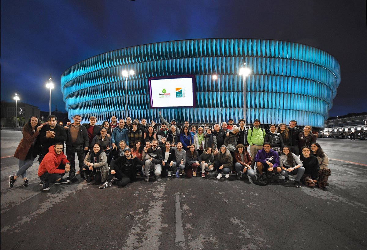AthleticClub's tweet photo. 🏟 San Mamés se ilumina de azul 🔵 con motivo del Día de la Lengua de Signos 

#AthleticClub #DíadeLaLenguadeSignos https://t.co/vb0UUuiOTN