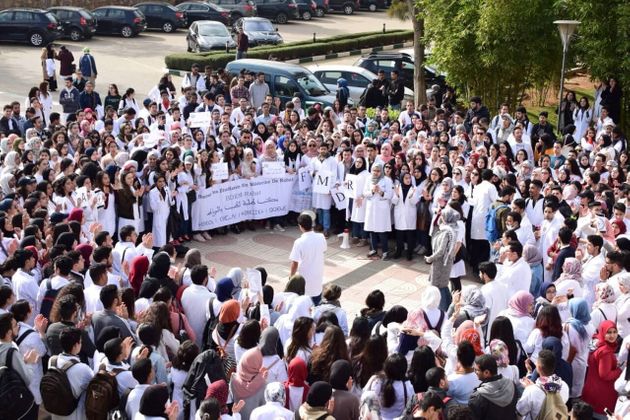 charifiH's tweet photo. Les étudiants en médecine et pharmacie boycottent l'examen malgré les menaces  du gouvernement marocain.
Ils ne veulent pas de fausses promesses, mais exigent "des changements pérennes".
#DoctorsUnderOppression https://t.co/Do4ba4lSHy