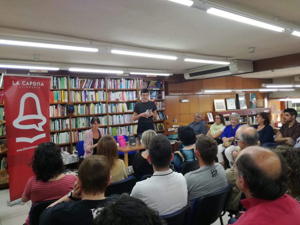 poetitzat's tweet photo. Recitals pleníssims. Això és Tarragona.  @pauricoma: hi haurà polítiques valentes en matèria de cultura? Primer festival de Poesia de Tarragona. @begofloria, encara ets a temps de venir a acomiadar-te! Fins diumenge, poesia arreu!!! https://t.co/wKADrsk1aL