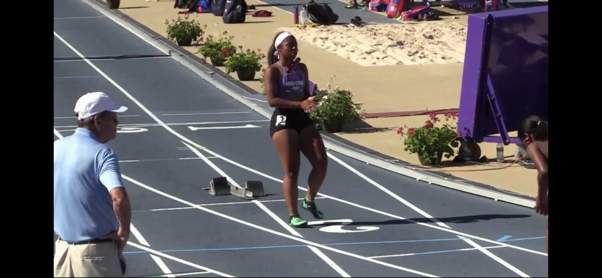 ErikaCyrus's tweet photo. Relevos Final Nacional Juvenil 🇺🇸. Carril dos. Mi sobrina abirendo el relevo! #Track &amp; #Field  lo que se hereda no se hurta 🌟😁 It runs in the family😉 #GirlPower #TrackRelays #proudAunt @camiiimoraa ♥️ https://t.co/P7lHGsxNkL