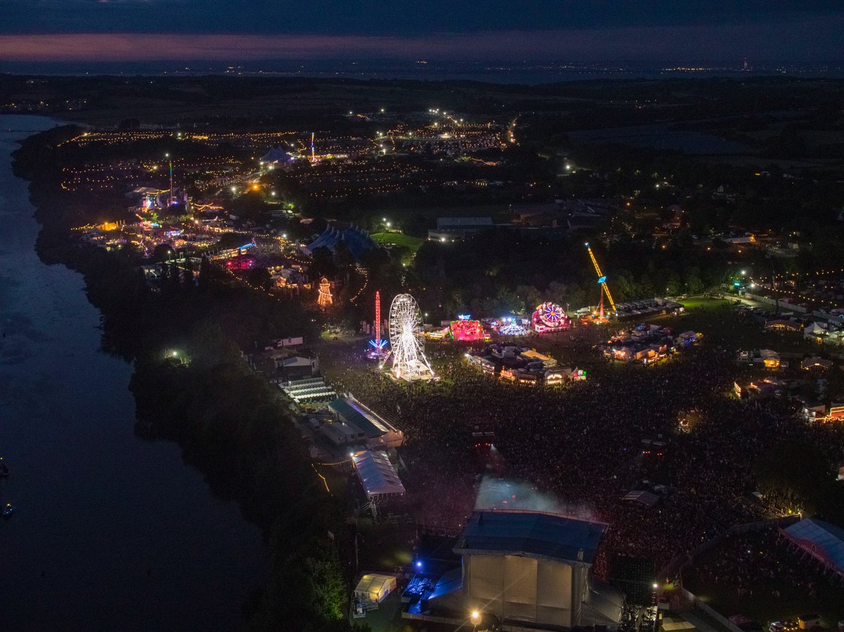 <a href="/IsleOfWightFest/">Isle of Wight Festival</a>, you beauty. <a href="/NoelGallagher/">Noel Gallagher</a> closing #Friday night #Sunset