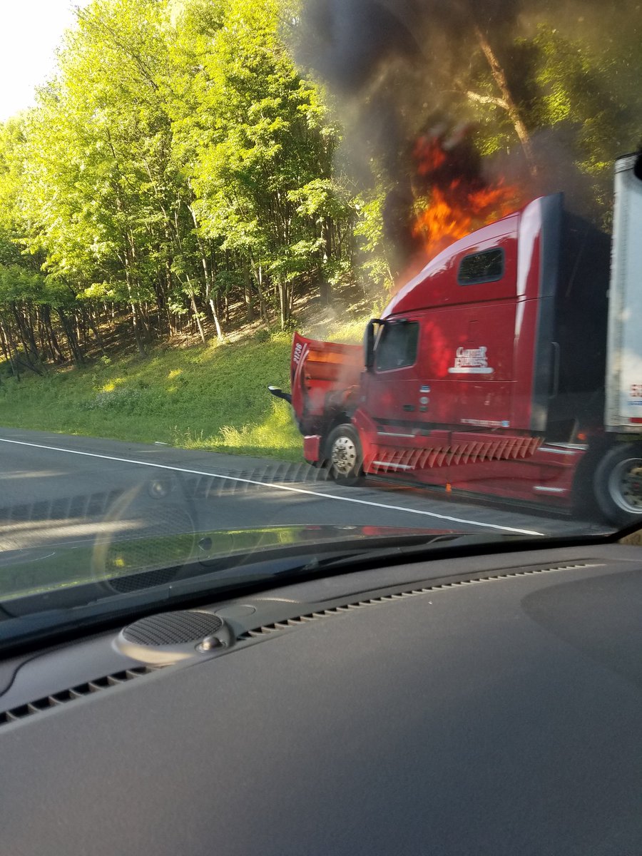 crawfordd76's tweet photo. I-70W halfway down South Mountain. @WTOPtraffic @WTOP @WDVMTV @fox5dc @ABC7News @HeraldMailNews #mdtraffic #i70 https://t.co/sN3Utls1Su
