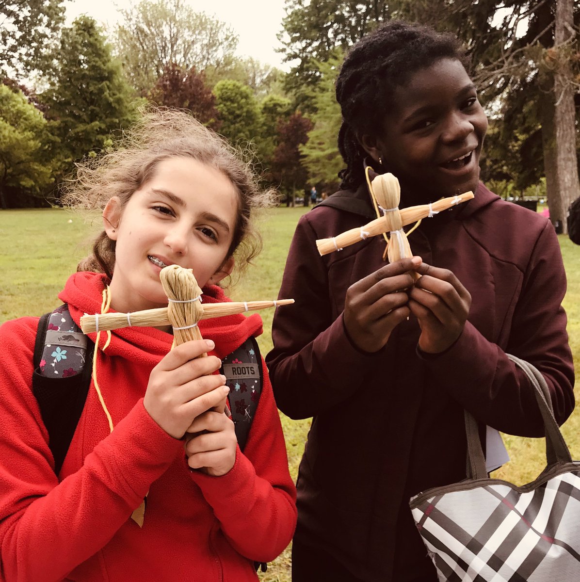 kristy_kddthwt's tweet photo. Making corn husk dolls and taking in some of Kingston’s scarier stories #FirstCapitalDay #ygk #HauntedWalk #Kingston @cityofkingston https://t.co/zcvJL54gaF