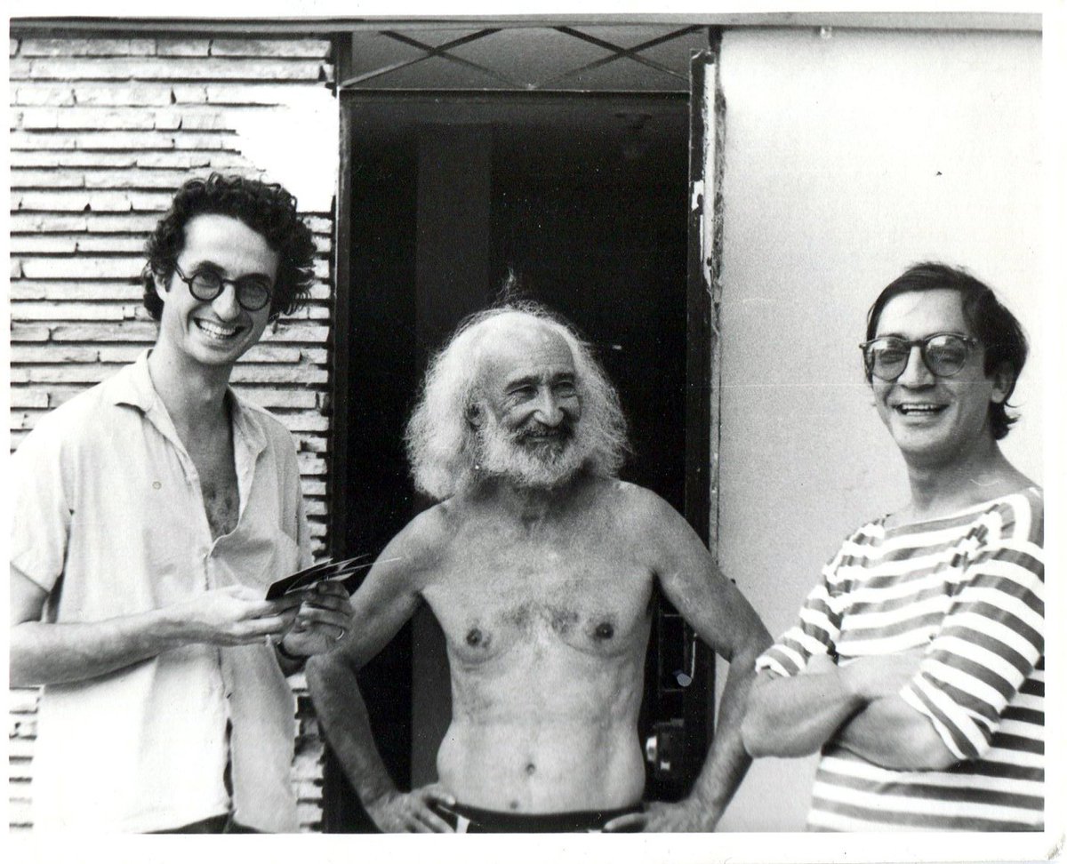Perroacuadros's tweet photo. Hoy está cumpliendo 70 años el entrañable Luis Ospina (@luisospina49 ), maestro y director de algunas de las grandes películas colombianos. En la foto de la 'Rata' Carvajal, está don Luis, Mr. Fly y Carlos Mayolo en el rodaje de Pura sangre (1982). Abrazo fuerte Poncho. https://t.co/t6eJB5ZAJY