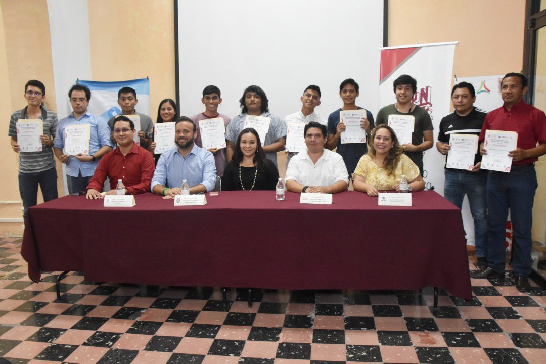 Sedeco_Campeche's tweet image. ¡Con éxito concluyó la 1ª edición del curso #PythonDesdeCero!
Junto al @IPN_Campeche , @fpablogarcia y el @Icatcam entregamos constancias a los participantes que culminaron este taller.