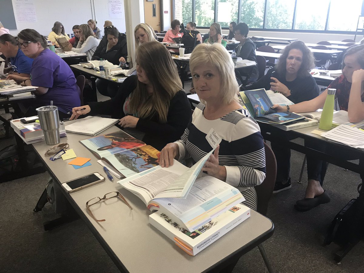 wendytheteacher's tweet photo. What a pleasure it’s been sharing best practices with these wonderful teachers this week! #ResponsiveLiteracy #literacy #pd #teacherslearn https://t.co/aa8bOy1G9k