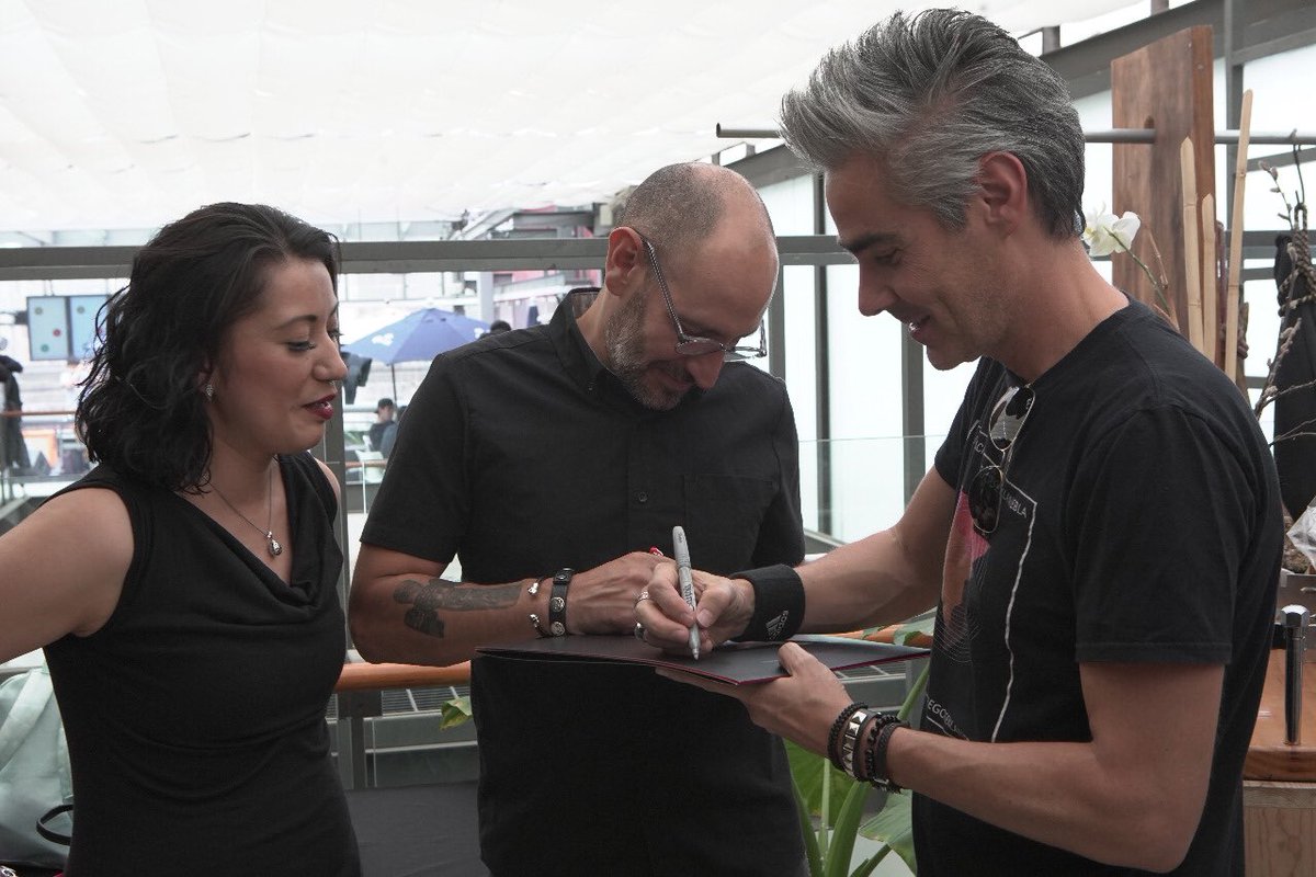 ccemx's tweet photo. ¡@lagusanaciega ya están firmando discos en la #VFMI! No te los pierdas en concierto a las 21h. Revisa la dinámica de acceso en: https://t.co/jMfZnumQwX #CupoLimitado #Juniodemúsica https://t.co/miUnvpkW0Z