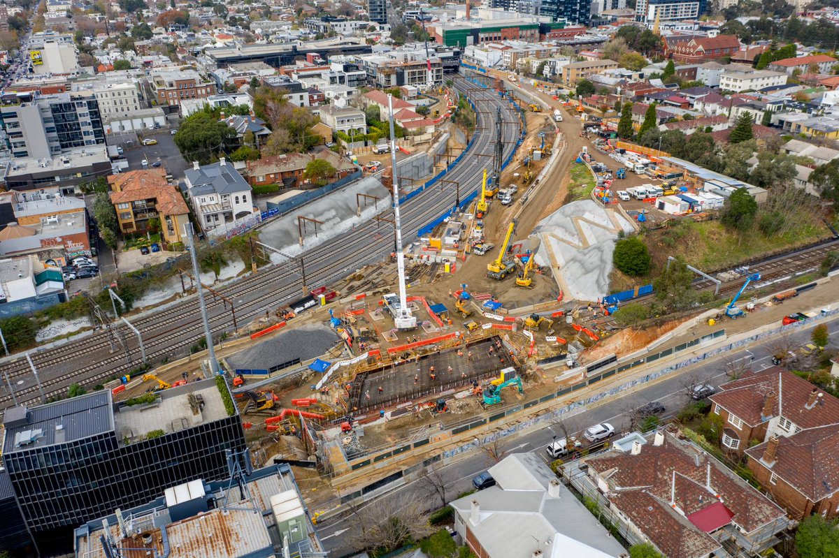 Here’s the view from above our major works on the Sandringham line at South Yarra. Over 18 days, our crews were busy building the second roof slab for the Metro Tunnel’s eastern entrance. (1/2)