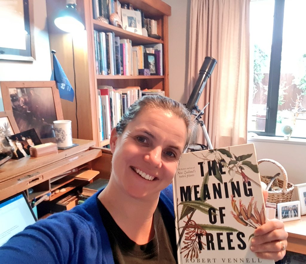 It's a cold & wet Saturday at home, I have the house to myself (rare occasion!) so it's the perfect moment to get stuck into this beautiful & wonderful book by @RobertVennell.  I've only just started it & I highly recommend. #themeaningoftrees #naturestoryteller #relaxingweekend