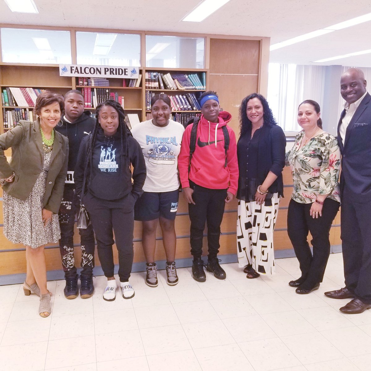 MrMentorSteve's tweet photo. Grateful for another succesful year of service in #Chicago's South Side, &amp; for quality time w/Dr. @NnekaTapia and our beloved community.🖤🙏🏾

Blessing on...

#CARESMentoring #HarlanRising  #HarveyMemorialChurch #healingcentered #traumaengaged #CommunityBuilding #ChicagoBeyond https://t.co/w9M8BVPOKI