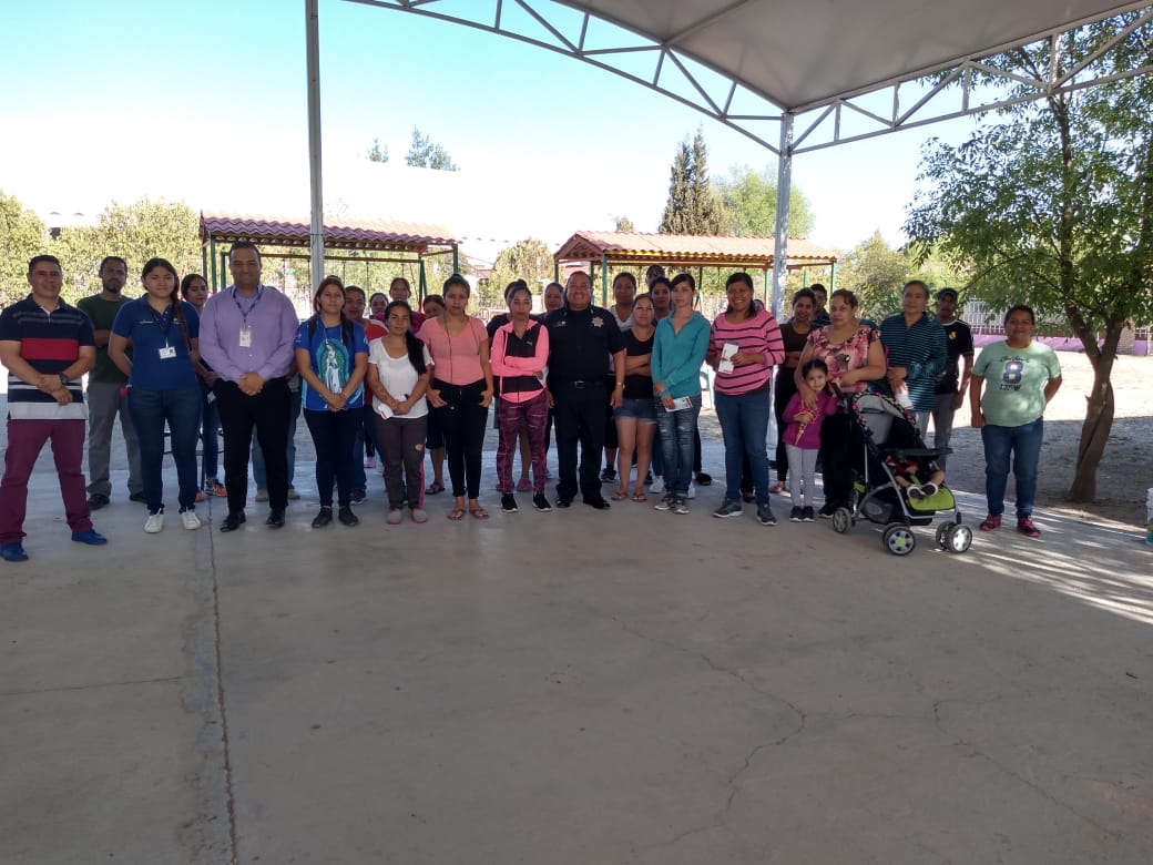 DMSPDGO's tweet photo. Vinculación Social a través del Coordinador de la Estación Oriente acudió a reunión del Jardín de Niños Jesús Tébar Rodríguez del Fracc. Renacimiento con el propósito de formar Comité de Vecinos y Seguridad, así como darles a conocer el Modelo de Policía #ProxPol y el #CEMMIP https://t.co/GSsruCEIwT